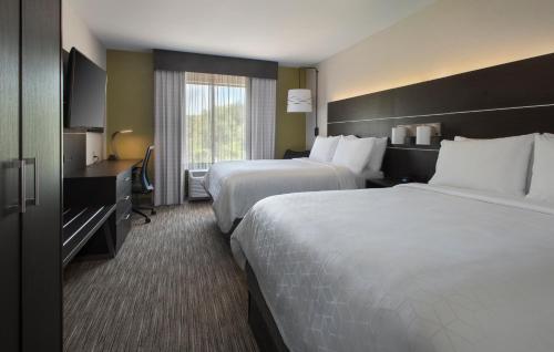 Кровать или кровати в номере Holiday Inn Express Great Barrington, an IHG Hotel