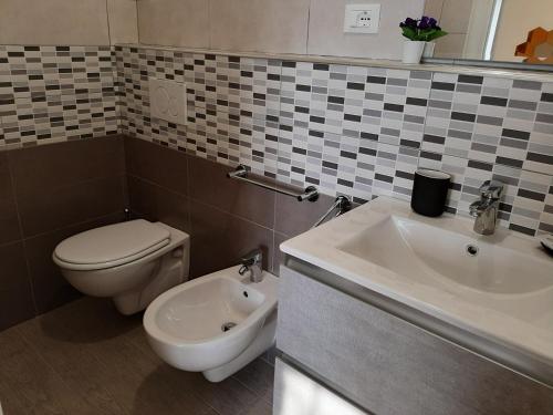 a bathroom with a toilet and a sink at B&B La Casa di Paolo in Orsogna
