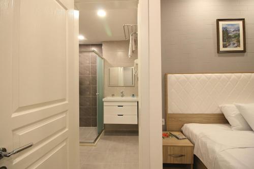 Tempat tidur dalam kamar di Baku Tour Hotel & Hostel
