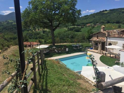 A view of the pool at Azzurro di Vallepietra or nearby