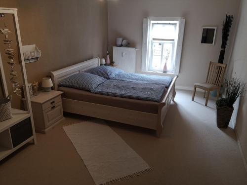a bedroom with a bed and a window at Altes Standesamt Weißensee in Weißensee