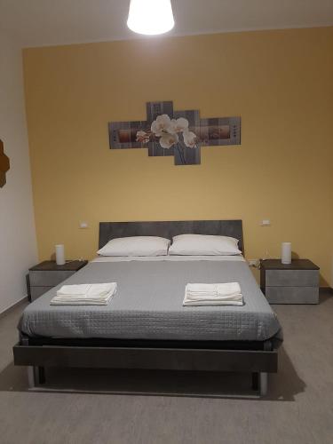 a bedroom with a bed with two towels on it at B&B La Casa di Paolo in Orsogna