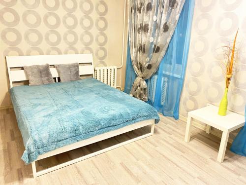 ウファにあるApartment Levchenko 8のベッドルーム1室(青い毛布付きのベッド1台付)