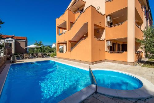 a swimming pool in front of a building at Villa Romana and Tea in Šilo