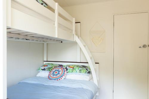 Двох'ярусне ліжко або двоярусні ліжка в номері Boho Cottage