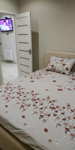 sypialnia z łóżkiem z brązowymi kwiatami w obiekcie Апартаменты премиум класса у цирка w Kiszyniowie