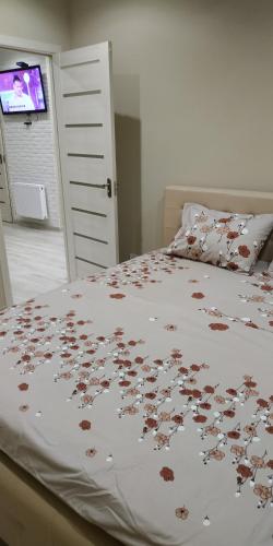 a bedroom with a bed with brown flowers on it at Апартаменты премиум класса у цирка in Chişinău