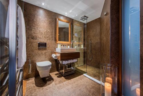 Koupelna v ubytování Chalet Zermatt Peak - Your Own Private Luxury Chalet - Includes Professional Staff and Catering - Voted World's Best Chalet