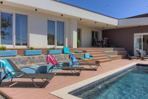 Villa Senorita in Pula with Pool