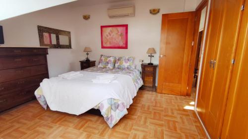 a bedroom with a bed and a wooden floor at Exclusivo LOFT en el corazón de Casarabonela! in Casarabonela