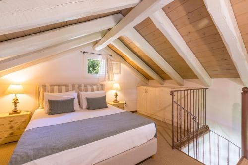 Ein Bett oder Betten in einem Zimmer der Unterkunft Petrinos Cottage