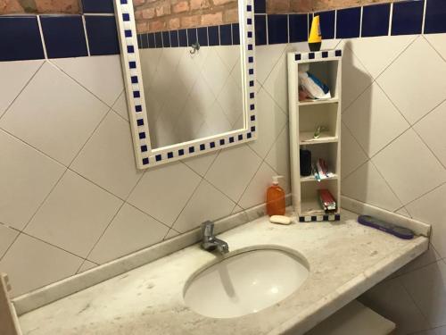 een badkamer met een wastafel en een spiegel bij Casa Laser praia Cumbuco in Cumbuco