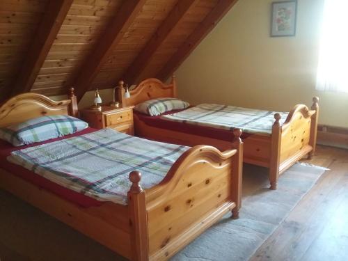 モースにあるFerienwohnung Ingeborg Schmitzのベッドルーム(ベッド2台付)が備わる屋根裏部屋です。