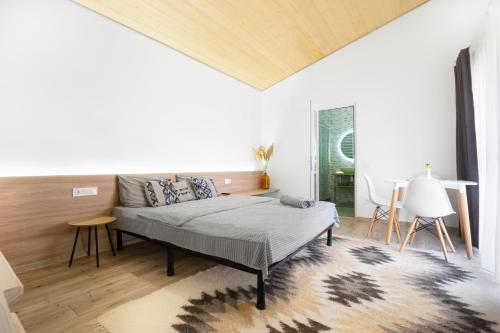 ein Schlafzimmer mit einem Bett und einem Sofa in einem Zimmer in der Unterkunft Cottage RoKSa 2 in Slawske