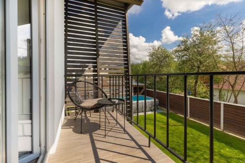 a balcony with a chair and a view of a yard at Cottage RoKSa 2 in Slavske
