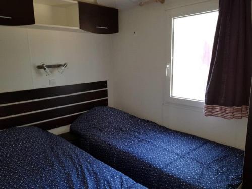 A bed or beds in a room at Mobile-home aux Cigales,Le Muy Colorado 4-6 Personnes