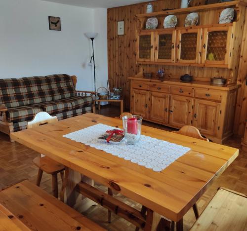 a wooden table in a living room with a table sidx sidx sidx at Dimora tra le Alpi - cir n 0004 in Introd