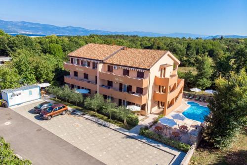 an aerial view of a house with a swimming pool at Villa Romana and Tea in Šilo