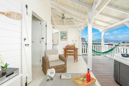 En balkon eller terrasse på Bungalow Vanille Pacane - Vue Mer avec Spa Privé