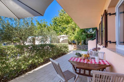 a table and chairs on the patio of a house at Villa Romana and Tea in Šilo