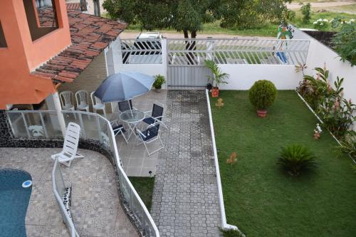 uma vista aérea de um jardim com um guarda-chuva em Casa em Ponta De Pedras- Encanto do Litoral! em Recife