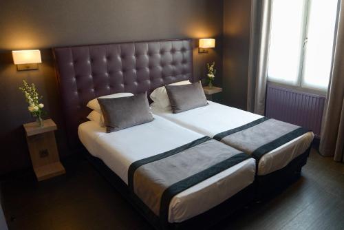 Ένα ή περισσότερα κρεβάτια σε δωμάτιο στο Hôtel Saint-Charles