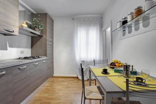 eine Küche mit einem Tisch und einer gelben Arbeitsplatte in der Unterkunft La Casa Di Gemma & Regina Oriente in Venedig