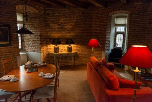 een woonkamer met een bank en een tafel bij Kasteel Huis Bergh in 's-Heerenberg