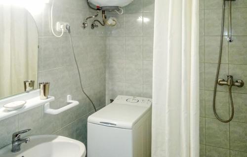 y baño con ducha, aseo y lavamanos. en Liget lakópark, en Fonyód