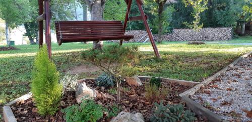 Κήπος έξω από το Apartments Woodnotes