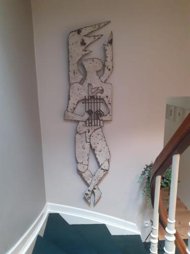 a lizard on a wall next to a staircase at B&B Setola in Bruges