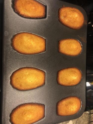 een metalen pan gevuld met veel bruin voedsel bij Maison Lou Roucas in Cabrières-dʼAigues