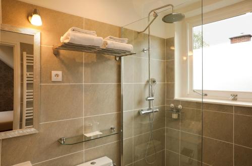 a bathroom with a shower with a glass door at La belle Monsoise in Mons-en-Baroeul