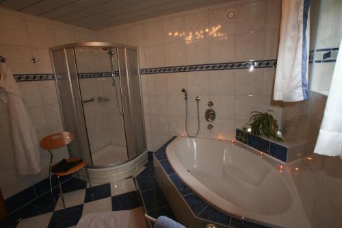 Ένα μπάνιο στο Appartementhaus Salzmann