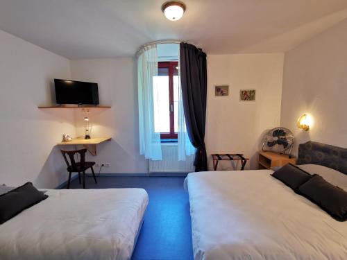 Katil atau katil-katil dalam bilik di La Table Des Bons Peres