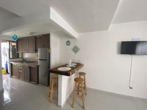 una cocina con encimera y refrigerador en flower of life, en Cancún