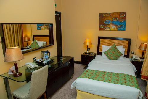 Ein Bett oder Betten in einem Zimmer der Unterkunft Dorus Hotel