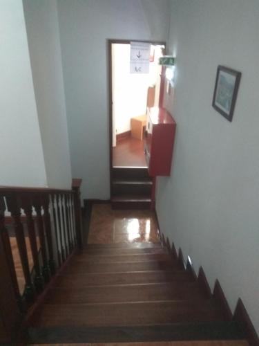 a stairway leading to a hallway with a door at Hotel Paulista in Porto