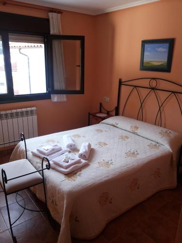 a bedroom with a bed with towels on it at Casa Mariví in Niembro