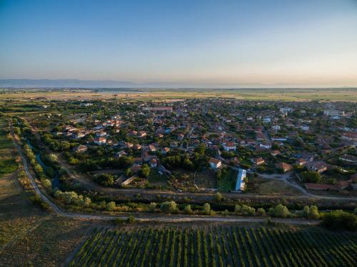una vista aerea di una piccola città con una città di вила Топи a Kaloyanovo