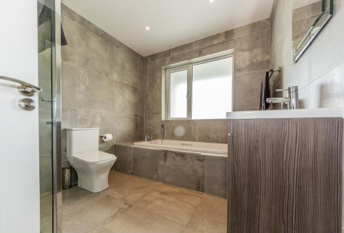 Marina views, Kinsale, Exquisite holiday homes, sleeps 20 tesisinde bir banyo