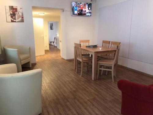 Un comedor con mesa y sillas en CityApartment MELITTA, en Schladming
