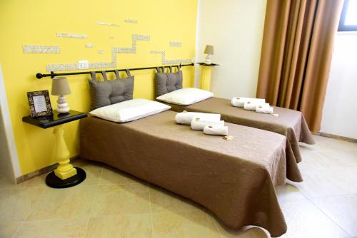 2 Betten in einem Hotelzimmer mit Handtüchern darauf in der Unterkunft Armonia Rooms in Termoli