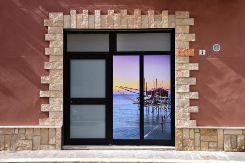 ein Fenster mit Meerblick in der Unterkunft Armonia Rooms in Termoli