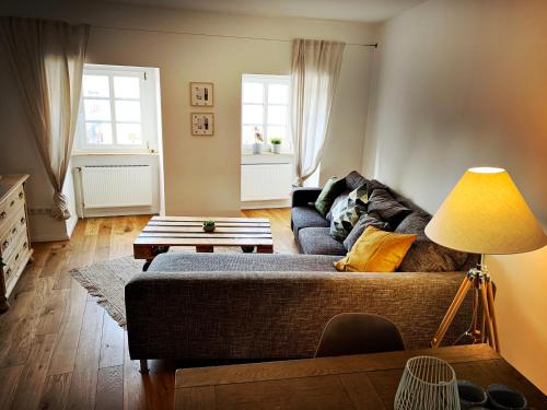 uma sala de estar com um sofá e uma mesa em Schwarzer Adler em Michelstadt