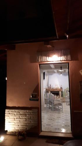 Elle offre une vue sur un salon doté d'une porte en verre. dans l'établissement Le Rondini, à Montecosaro