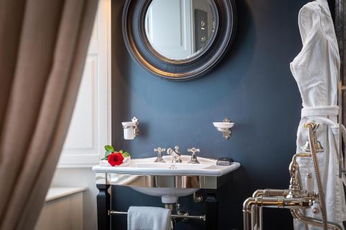 a bathroom with a sink and a mirror at Corte Calzaiuoli Elegant Suites in Florence