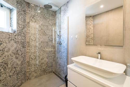 a bathroom with a sink and a shower at Waterside Village - Sea View Apartment in Alagoas