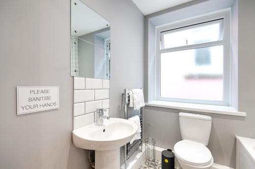 Un baño de 3 RM Studio, Open-plan Living, Dining, & Kitchen