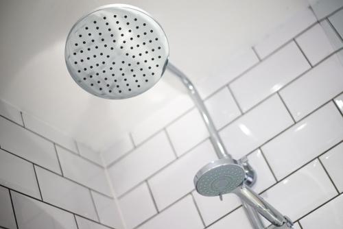 Un baño de 3 RM Studio, Open-plan Living, Dining, & Kitchen